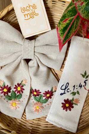 Combo Día de las Madres – Lazo Sara + Separador Bordado (Caja Premium)
